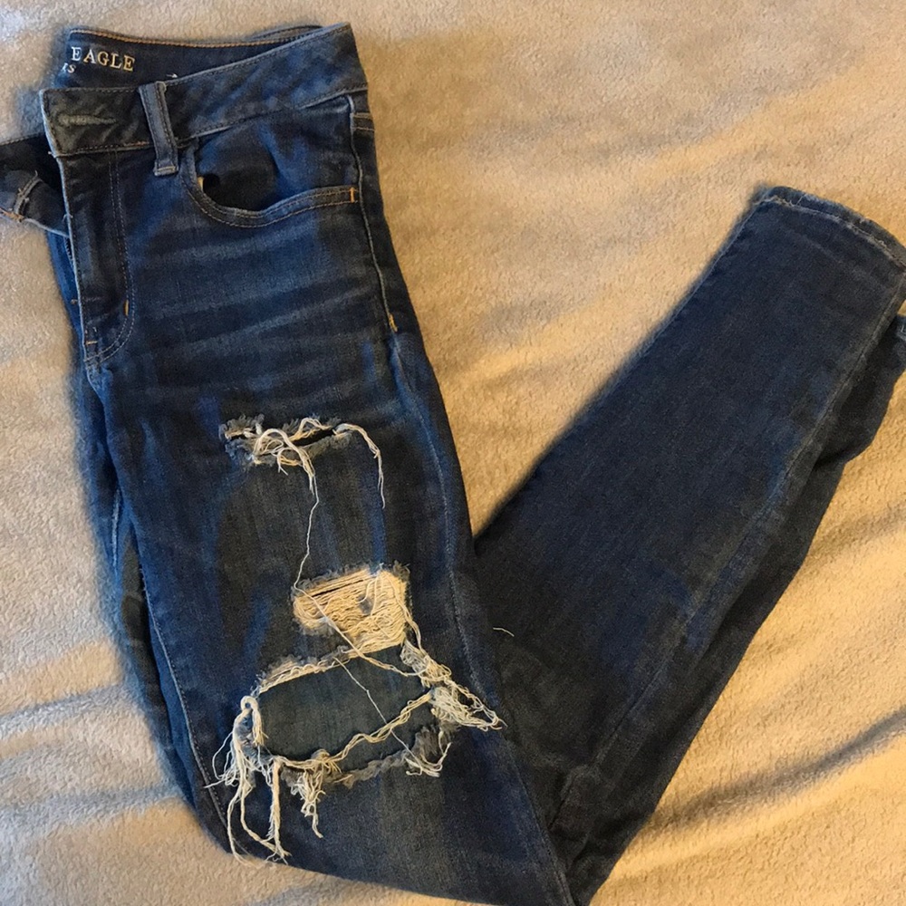 Distresses American eagle jeans